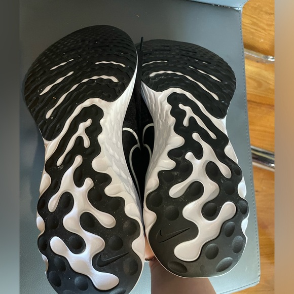 Nike React Infinity 3
Women's Road Running Shoes Size 9 - Picture 2 of 5